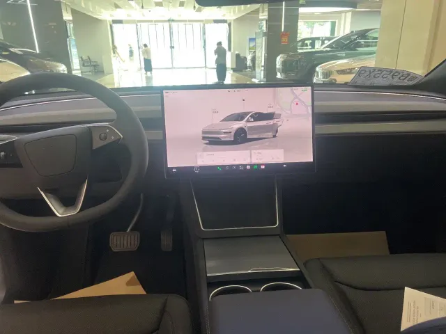 Tesla Model Y — Фото автомобиля 11