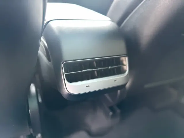 Tesla Model Y — Фото автомобиля 19