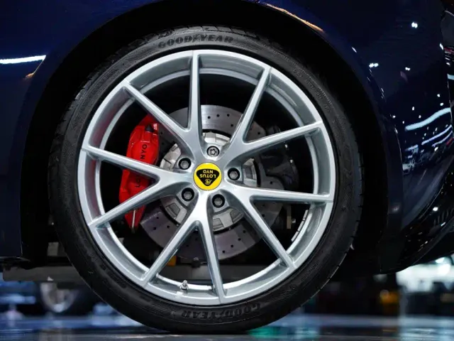Lotus Emira — Фото автомобиля 3