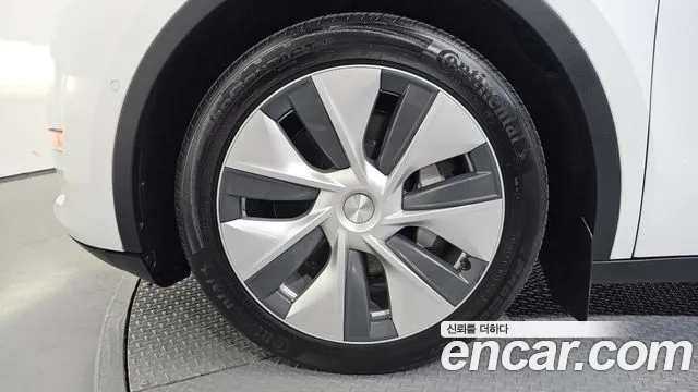 Tesla Model Y — Фото автомобиля 5