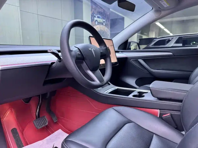 Tesla Model Y — Фото автомобиля 8