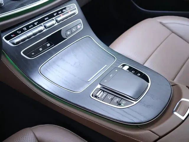 Mercedes-Benz E-Class — Фото автомобиля 12