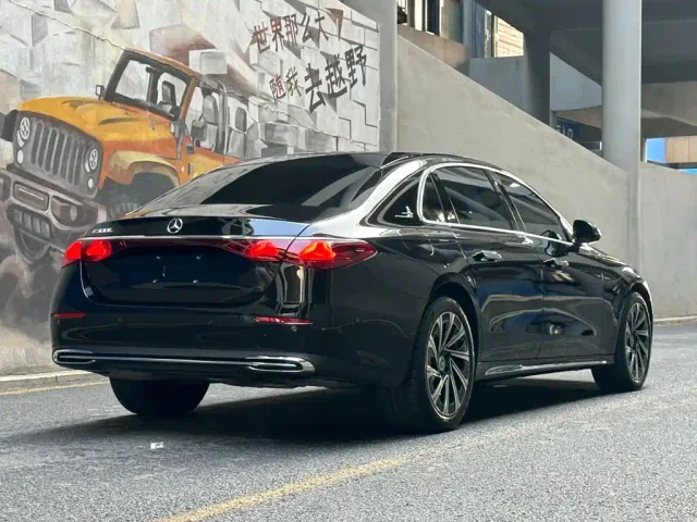 Mercedes-Benz E-Class — Фото автомобиля 5