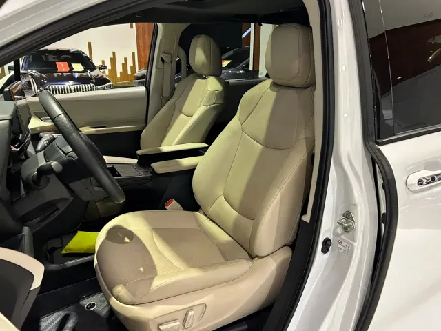Toyota Sienna — Фото автомобиля 11