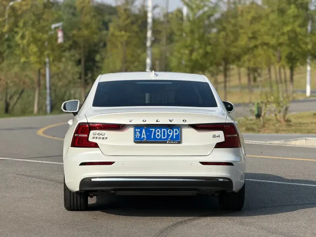 Volvo S60 — Фото автомобиля 13