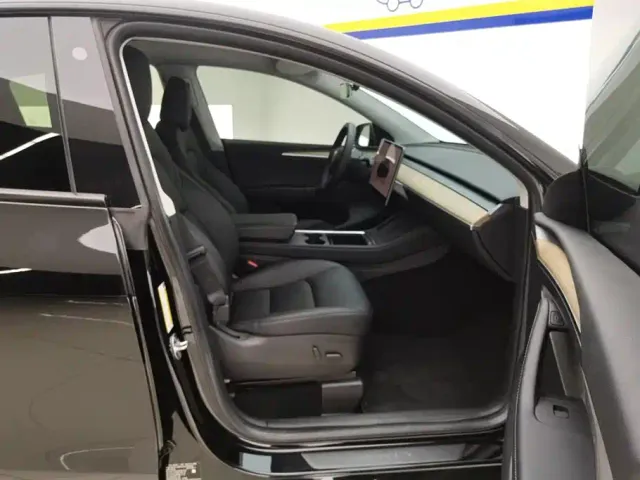 Tesla Model Y — Фото автомобиля 8