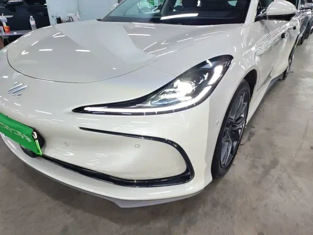 IM Motors L6 — Фото автомобиля 23