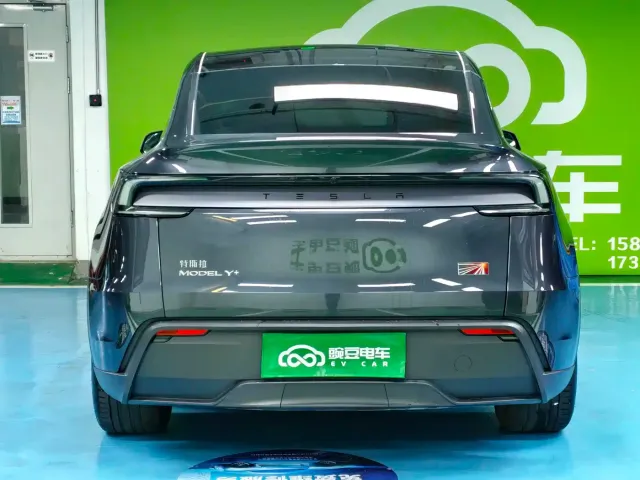 Tesla Model Y — Фото автомобиля 19
