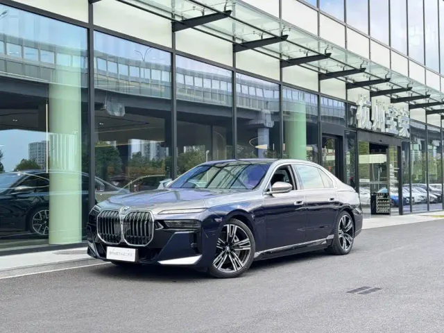 Фотография автомобиля — BMW i7