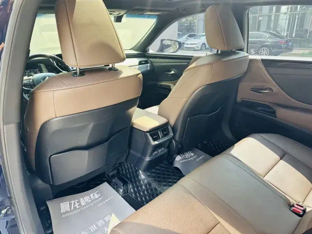 Lexus ES — Фото автомобиля 10