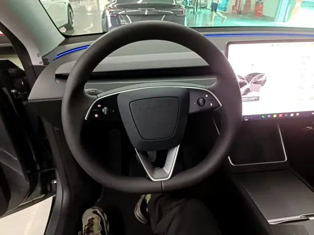 Tesla Model Y — Фото автомобиля 10
