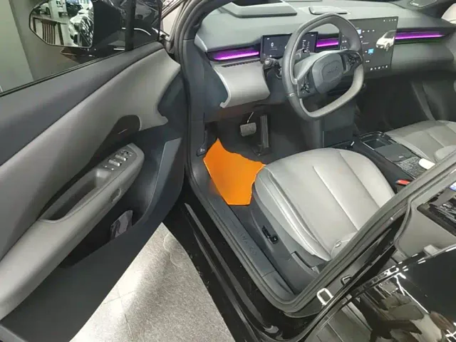 Lynk & Co Z20 — Фото автомобиля 15