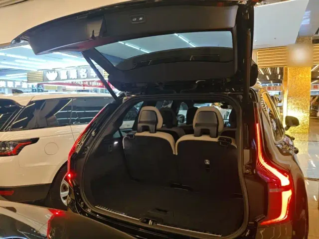 Volvo XC90 — Фото автомобиля 18