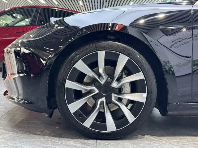 Tesla Model 3 — Фото автомобиля 22