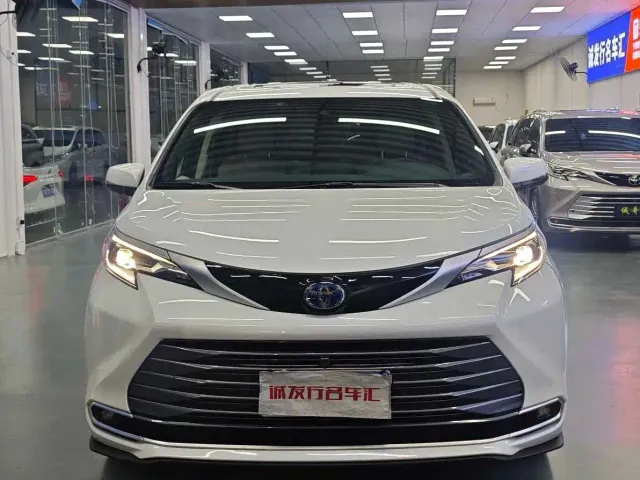 Toyota Sienna — Фото автомобиля 2