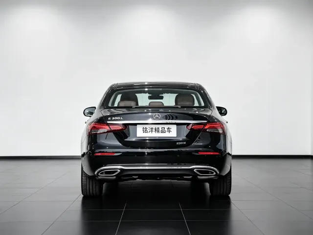 Mercedes-Benz E-Class — Фото автомобиля 4