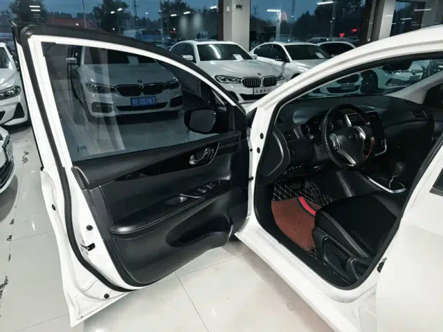 Nissan Tiida — Фото автомобиля 16