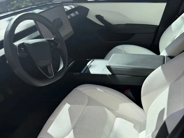 Tesla Model 3 — Фото автомобиля 13
