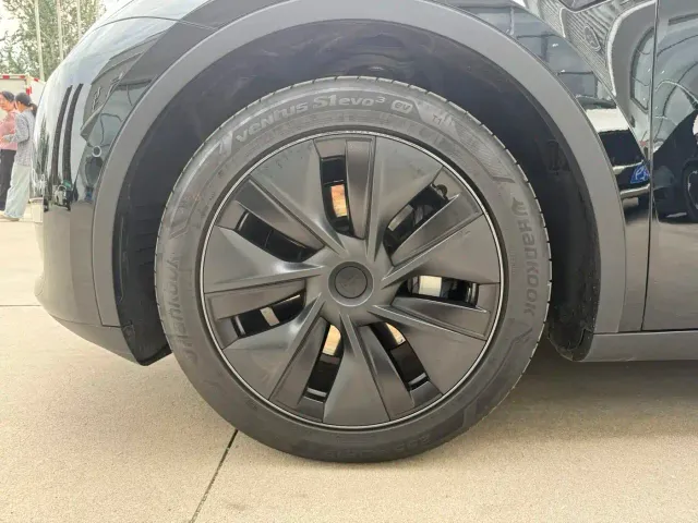 Tesla Model Y — Фото автомобиля 16