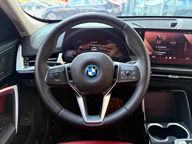 BMW iX1 — Фото автомобиля 6