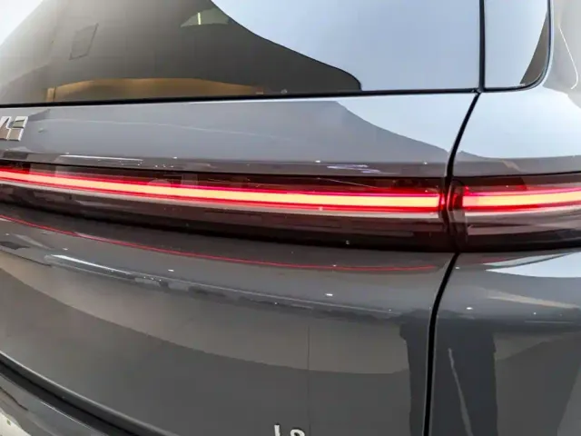Li Auto L8 — Фото автомобиля 10