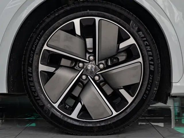 Li Auto L7 — Фото автомобиля 9