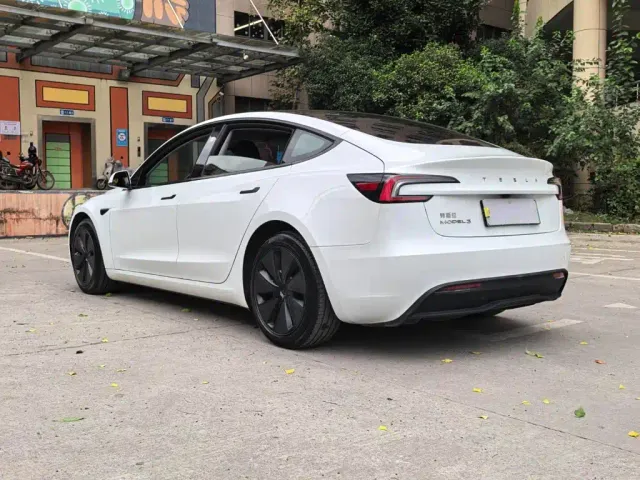 Tesla Model 3 — Фото автомобиля 12