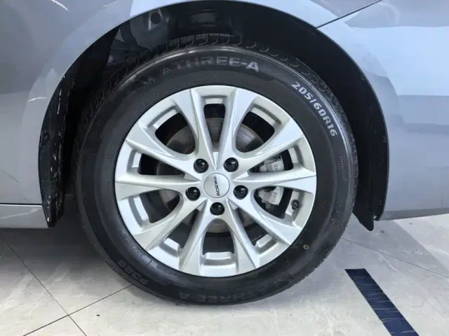 Roewe i5 — Фото автомобиля 6