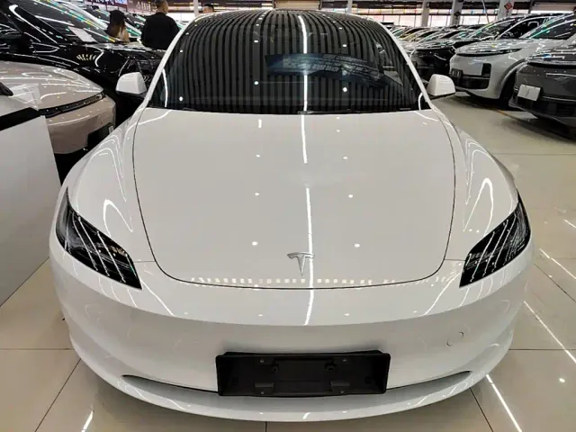 Tesla Model 3 — Фото автомобиля 2