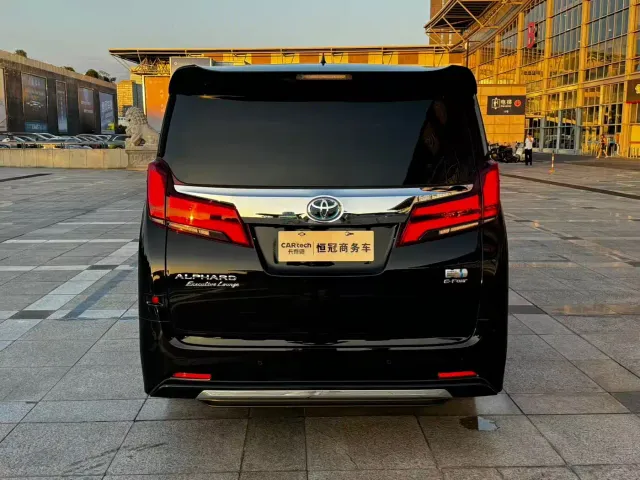 Toyota Alphard — Фото автомобиля 8