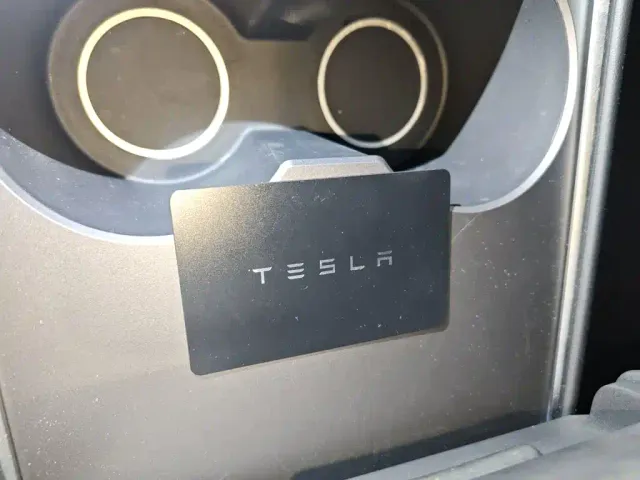 Tesla Model Y — Фото автомобиля 9