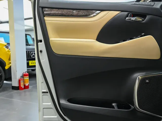 Toyota Alphard — Фото автомобиля 9