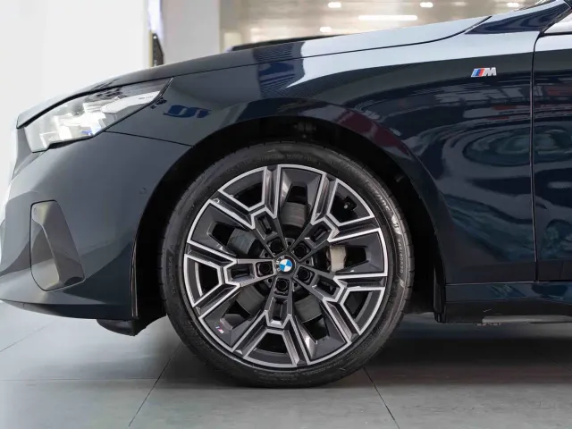 BMW 5 Series — Фото автомобиля 9