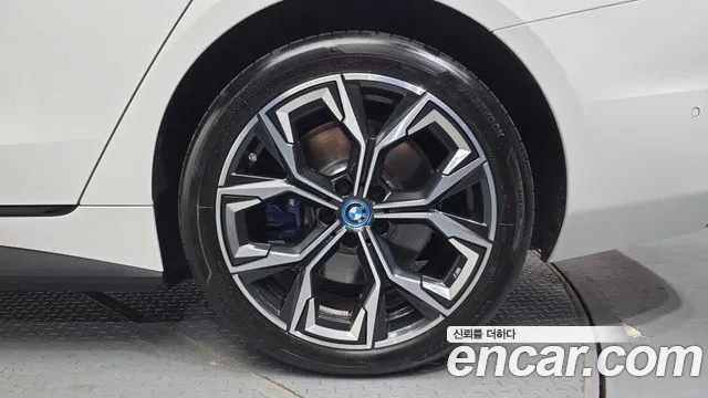 BMW i4 — Фото автомобиля 6