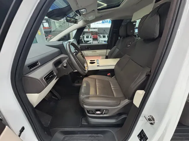 Li Auto MEGA — Фото автомобиля 9