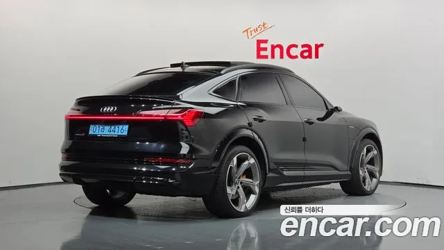 Audi e-tron — Фото автомобиля 2