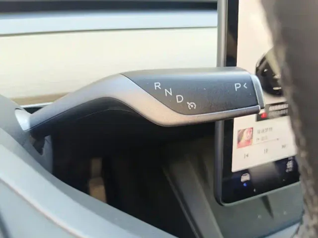 Tesla Model Y — Фото автомобиля 13