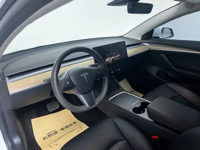 Tesla Model 3 — Фото автомобиля 3