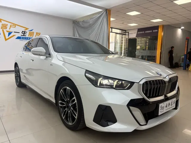 BMW 5 Series — Фото автомобиля 3