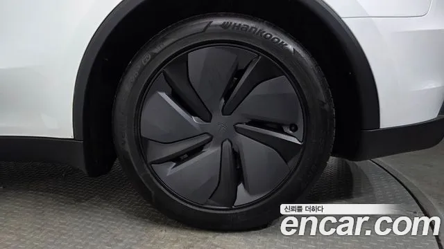 Tesla Model Y — Фото автомобиля 6