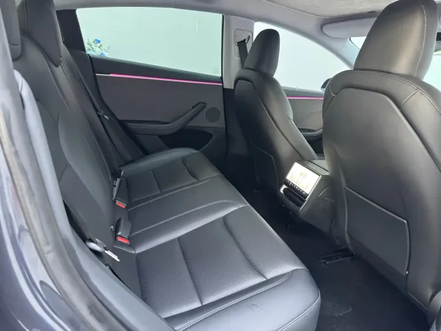 Tesla Model 3 — Фото автомобиля 10