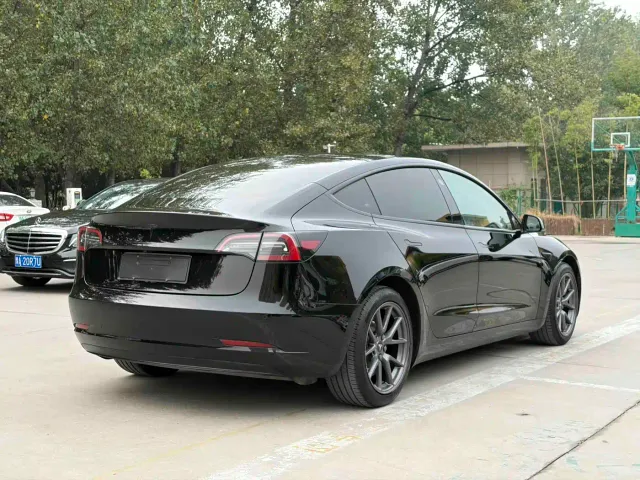 Tesla Model 3 — Фото автомобиля 4