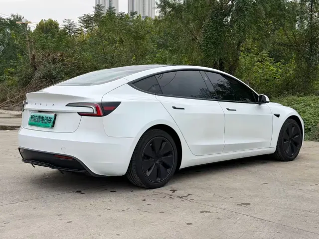 Tesla Model 3 — Фото автомобиля 9