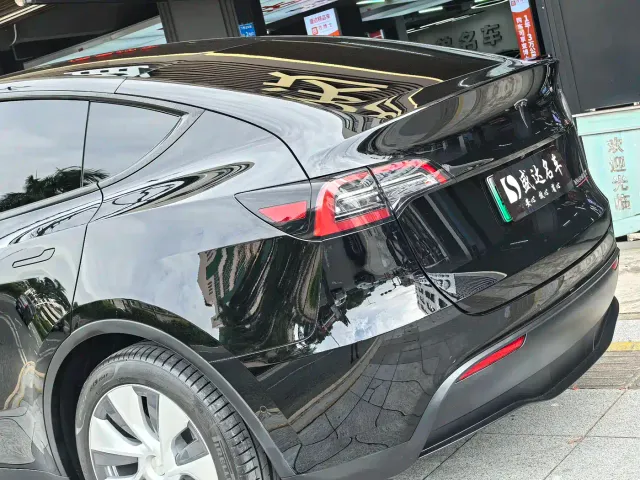 Tesla Model Y — Фото автомобиля 22