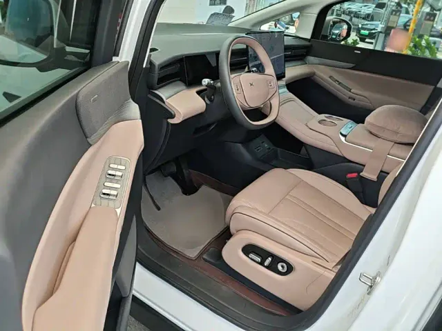 Xpeng X9 — Фото автомобиля 15