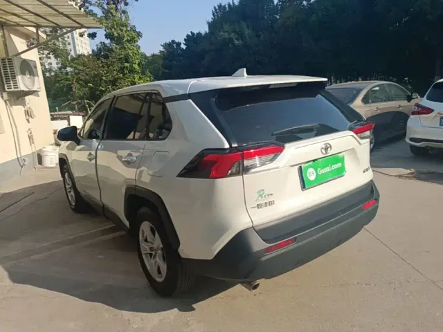 Toyota RAV4 — Фото автомобиля 4