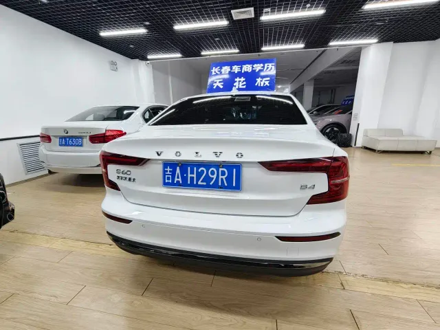 Volvo S60 — Фото автомобиля 6