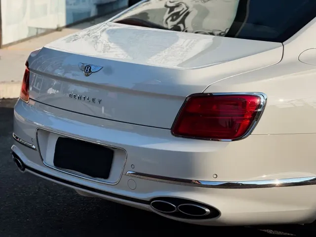 Bentley Flying Spur — Фото автомобиля 15