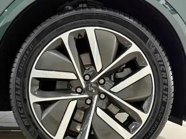 Li Auto L9 — Фото автомобиля 28