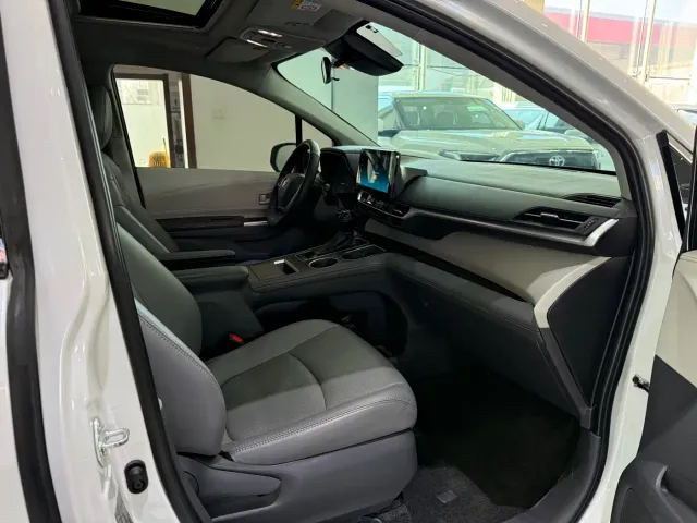 Toyota Sienna — Фото автомобиля 10